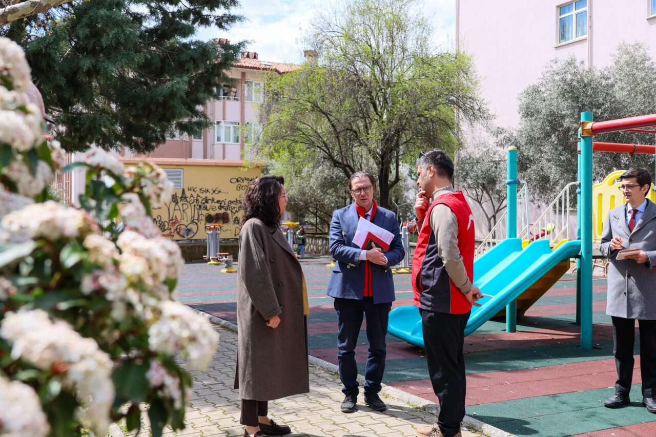 Vatandaşlar Şikayet Etti: Menteşe'de Çocuk Parkları Baştan Aşağı Yeniliyor 8